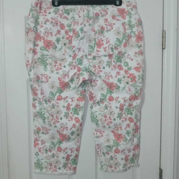 Floral Print C Est. 1946 Denim Capri Pants - Picture 2 of 5